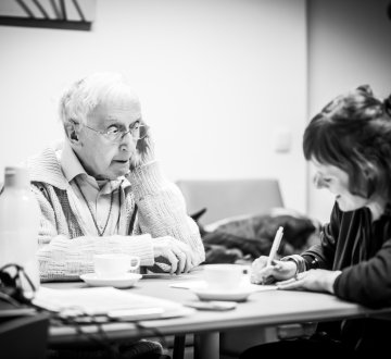 Schrijfster Anneleen van Offel interviewt een van de ouderen tijdens de Book To Be workshop in Rustoord Privilege, tijdens Festival van de Gelijkheid, Gent, 2018. Foto: Liesbeth Gavriilakis